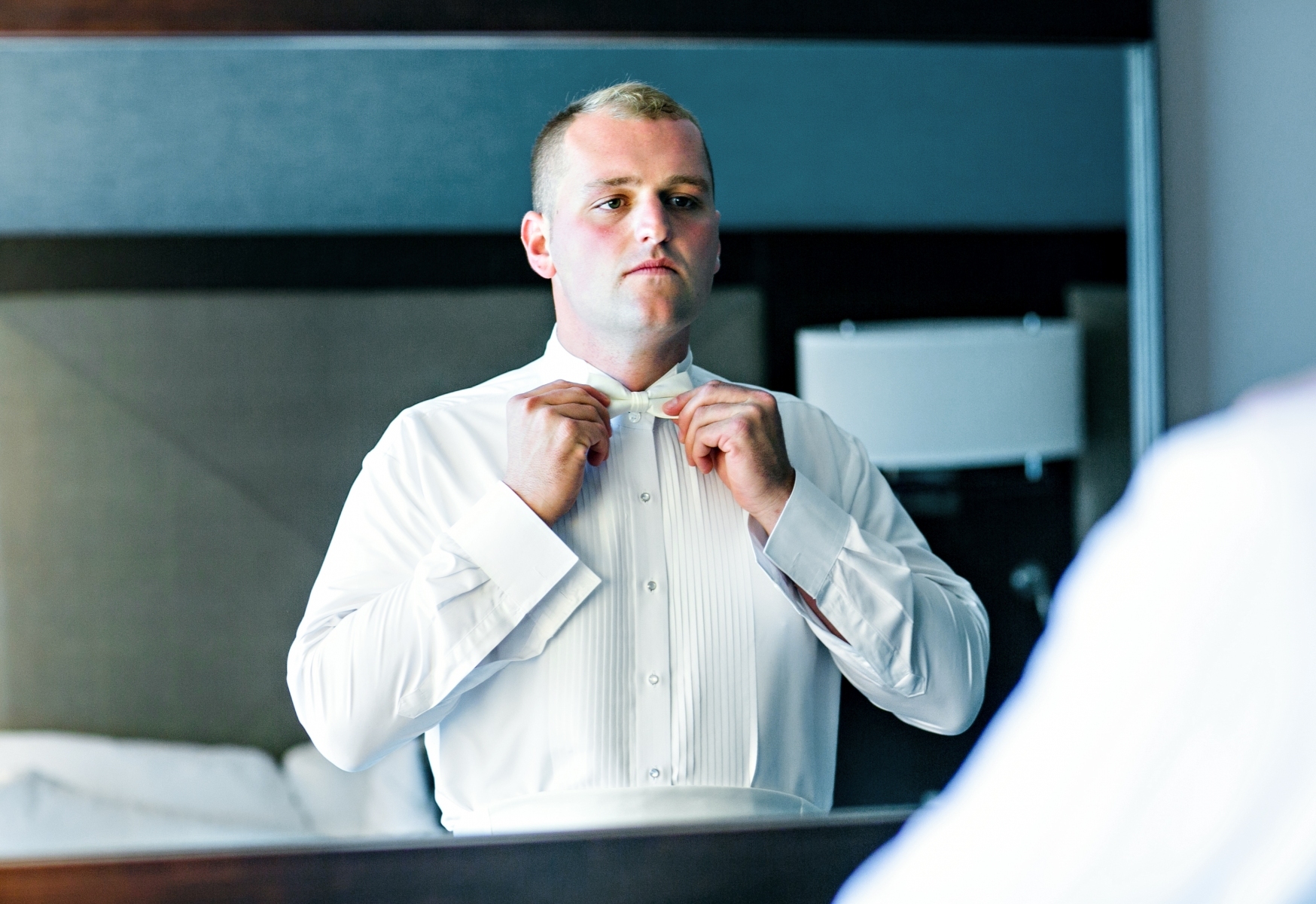 groom-tie-getting-ready